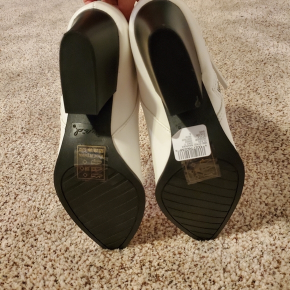 *SOLD* Sz 6 white booties - Picture 4 of 4